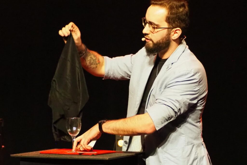 Florian Samain lors d'une première partie de spectacle de magie au Théâtre à l'Ouest de Lyon